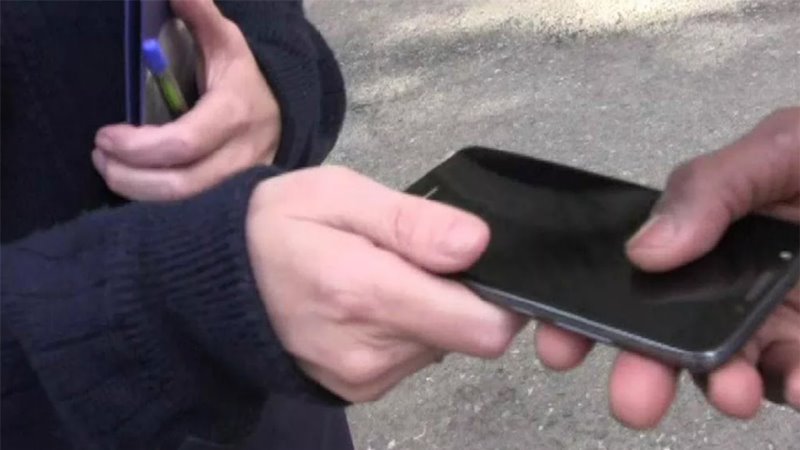 В Новочеркасске мужчина просил у прохожих телефон, чтобы позвонить и сбегал 