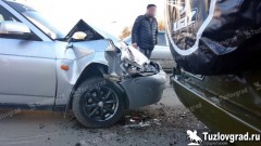 В Новочеркасске таксист заснул за рулем и врезался в припаркованные машины