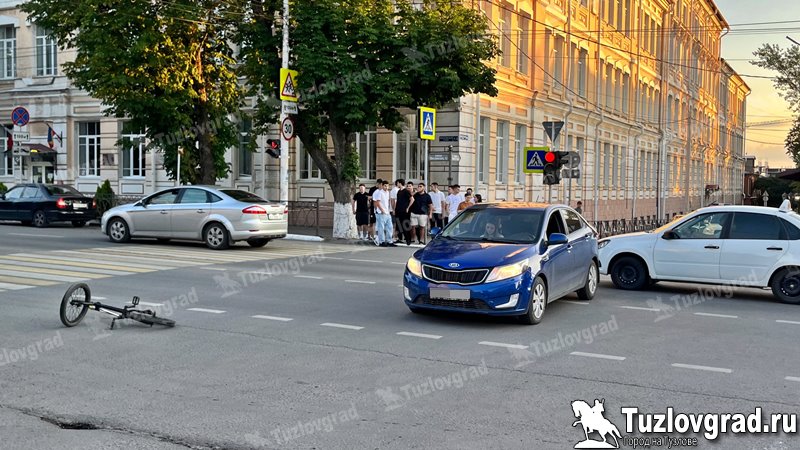 В Новочеркасске 12-летний мальчик проехал на велосипеде на красный и попал под машину, видео