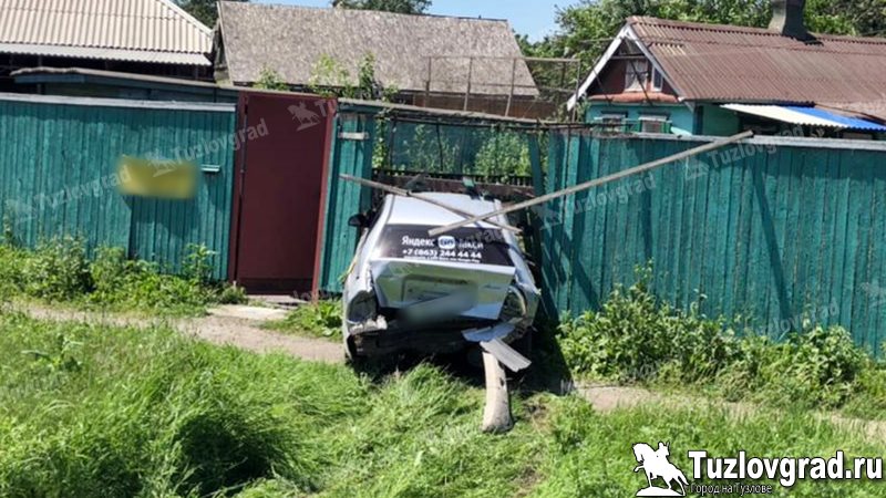 В Новочеркасске лихач вытолкнул попутную машину такси с дороги