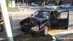 В Новочеркасске водитель попал в больницу, врезавшись в столб, видео