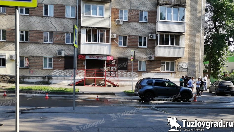 В Новочеркасске девушка с маленьким ребенком попала под машину