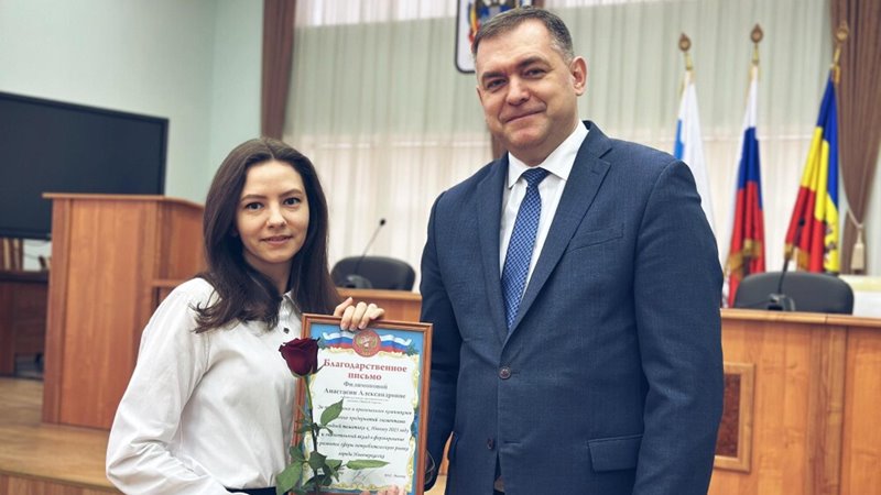 В Новочеркасске отметили благодарностями предпринимателей,  украшавшим город в новогодние праздники
