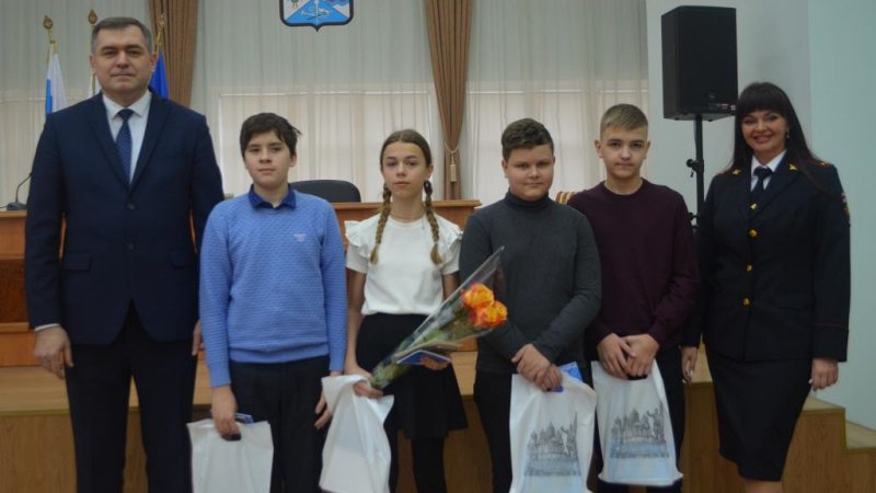 Четыре юных жителя Новочеркасска получили свои первые паспорта в День Конституции