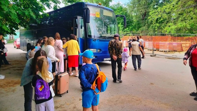 Новочеркасские дети начали отправляться на летний отдых к морю