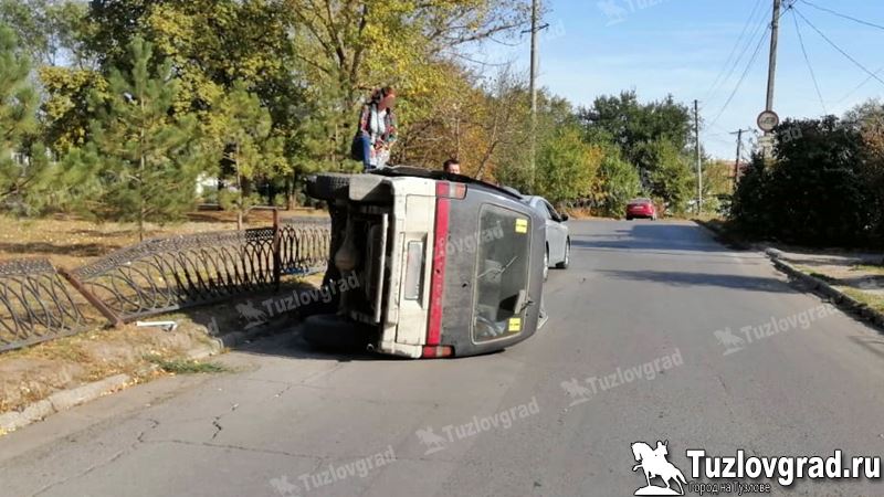 В Новочеркасске водитель отвлеклась за рулем и перевернулась на японском минивэне