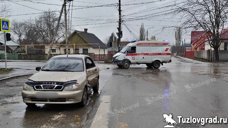 В Новочеркасске скорая с рожающей девушкой попала в ДТП, видео