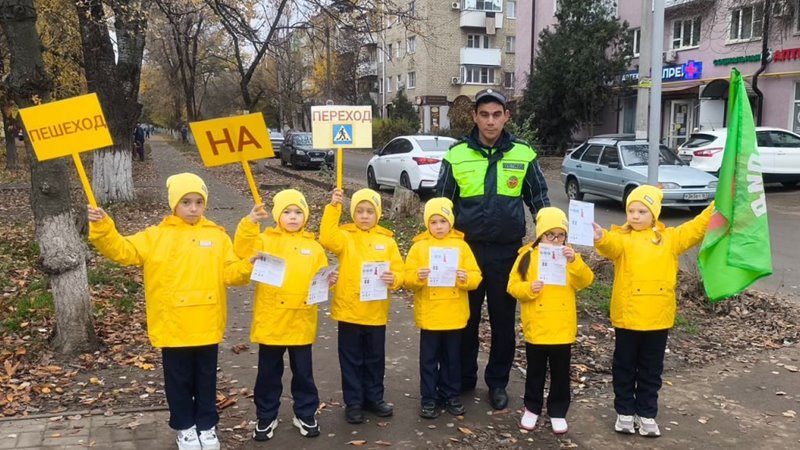 Сотрудники ГАИ Новочеркасска проводят профилактические мероприятия с самыми юными жителями города