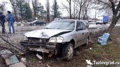 В Новочеркасске водитель иномарки врезался в дерево после столкновения с другой машиной