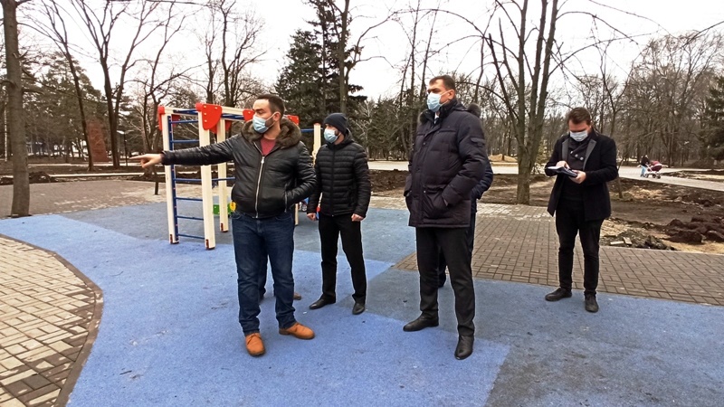 Глава администрации Новочеркасска нашел недочеты при благоустройстве парка в микрорайоне Соцгород