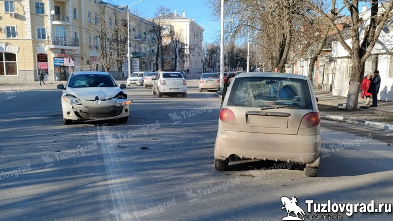 В центре Новочеркасска нарушитель пытался развернуться в запрещенном месте и устроил ДТП
