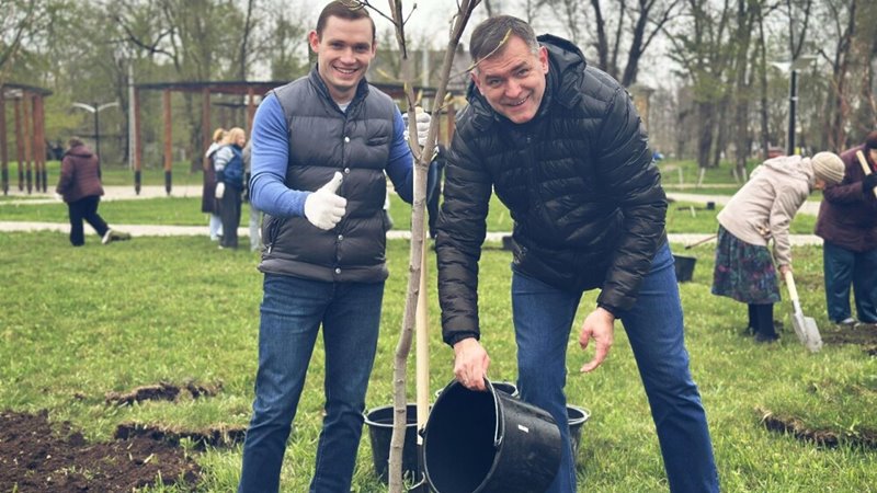 В День древонасаждения в Новочеркасске высадили более 250 новых деревьев