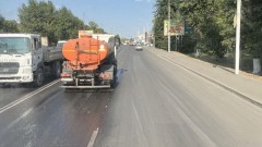 На дорогах Новочеркасска работают две поливальные машины