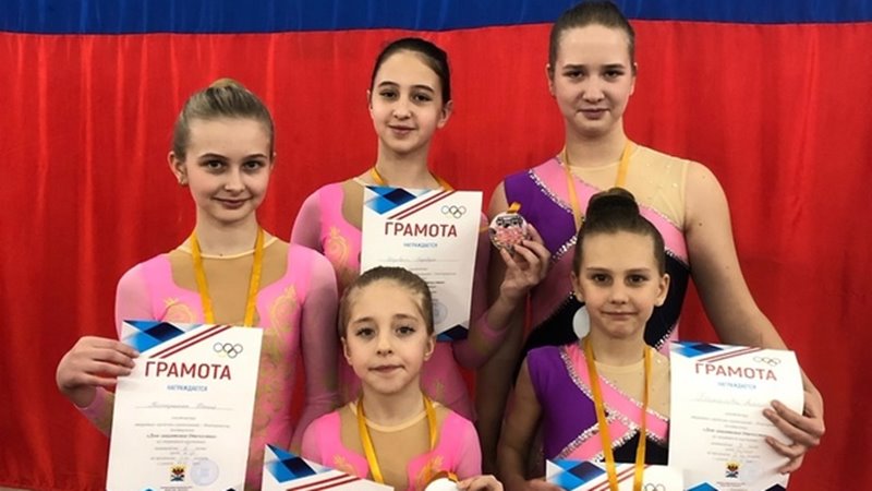 Новочеркасские акробатки успешно выступили на домашнем турнире