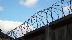 В новочеркасскую исправительную колонию два дня подряд пытались перебросить бутылки со спиртным и наркотики