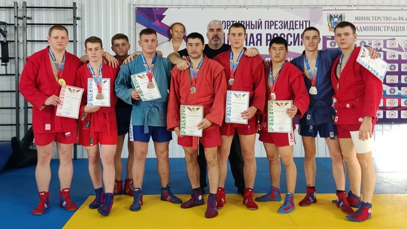 Новочеркасские самбисты завоевали 3 медали на областном чемпионате