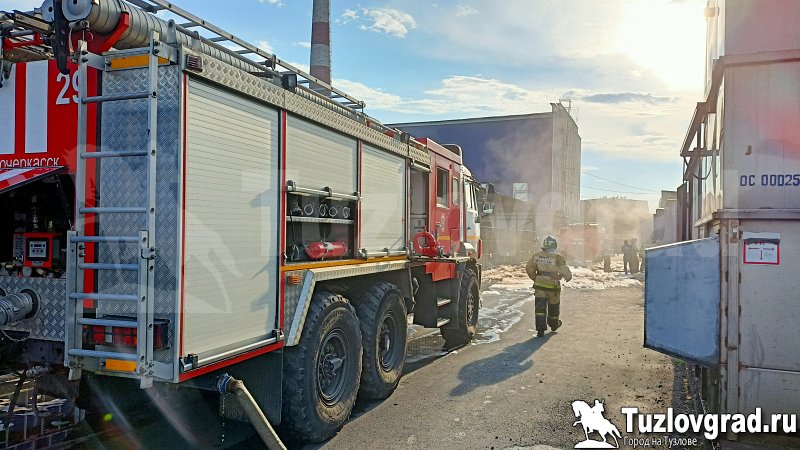 В Новочеркасске на заводе лако-красочных материалов произошел пожар