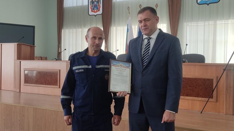Глава администрации Юрий Лысенко наградил новочеркасских спасателей