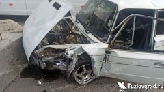 В Новочеркасске водитель попал в больницу, врезавшись в бетонные блоки