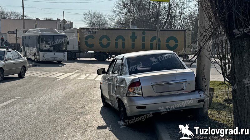 В Новочеркасске водитель фуры отправил в больницу пассажира легковушки, видео