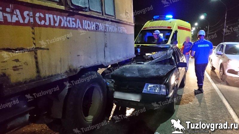 В Новочеркасске легковушка врезалась в стоящий грузовик, пострадали два человека
