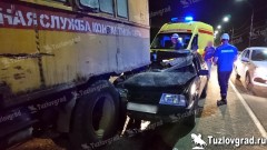 В Новочеркасске легковушка врезалась в стоящий грузовик, пострадали два человека