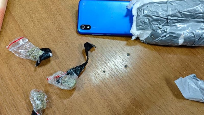 Сотрудники Новочеркасской исправительной колонии пресекли попытку передачи заключенным запрещенных предметов
