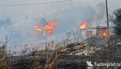 В Новочеркасске в результате крупного пожара на улице Харьковской сгорели два дома, видео