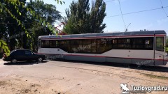 В Новочеркасске трамвай столкнулся с легковым автомобилем