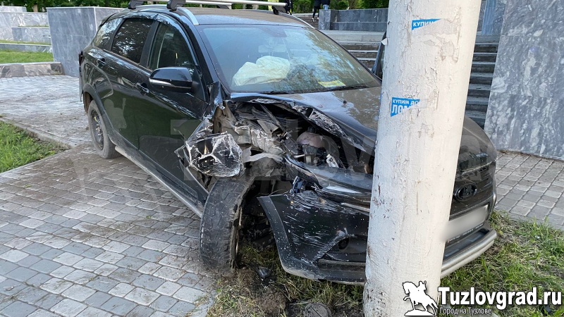На площади Троицкой в Новочеркасске пьяный водитель врезался в столб