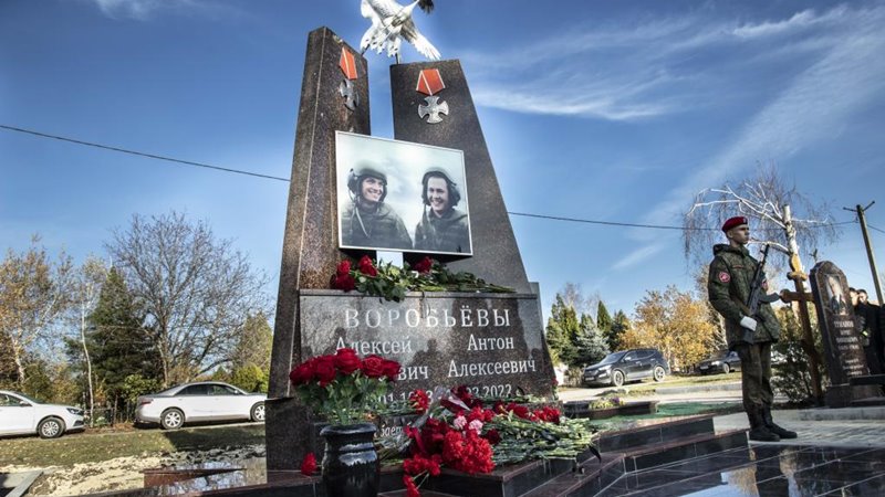 В Новочеркасске открыли памятник военнослужащим Алексею и Антону Воробьевым