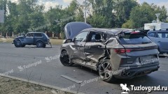 В Новочеркасске два человека получили травмы при столкновении двух нарушителей на перекрестке, видео