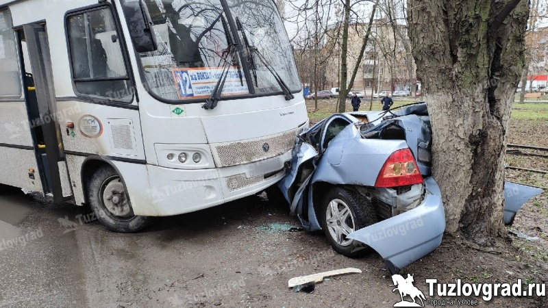 В Новочеркасске водитель автобуса отвлекся за рулем и раздавил иномарку