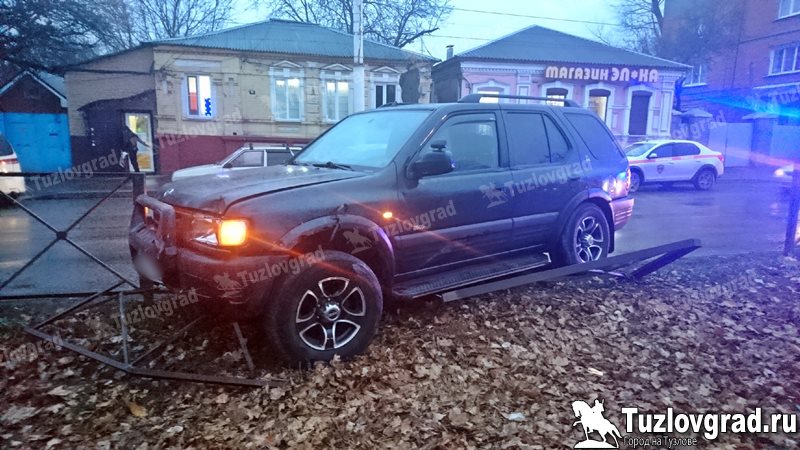 В Новочеркасске внедорожник снес 4 секции забора на Баклановском