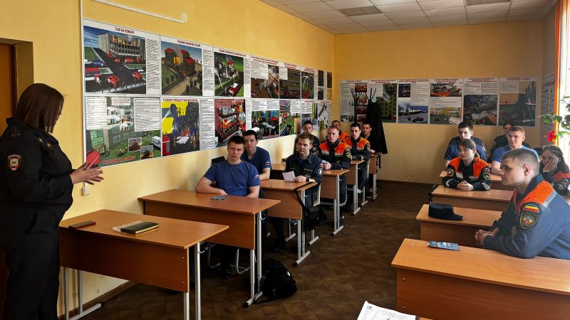 Новочеркасские полицейские продолжают проводить встречи со студентами 