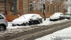 ГИБДД Новочеркасска попросила водителей не парковать автомобили на центральных улицах во время непогоды