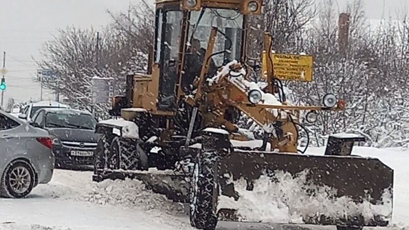 В Новочеркасске борются с последствиями снегопада