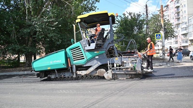 В Новочеркасске продолжается ремонт дорог сразу в нескольких частях города