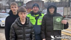Сотрудники ГАИ Новочеркасска напоминают пешеходам о необходимости быть внимательными на дорогах