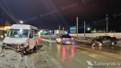 В Новочеркасске водитель «Приоры» не справился с управлением на скользкой дороге и столкнулся со встречным микроавтобусом