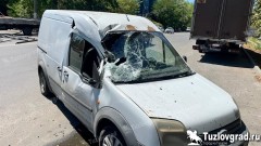 На улице Буденновской в Новочеркасске «Форд» врезался в грузовик с трубами