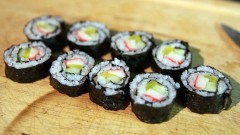 В Новочеркасске любитель японской кухни накупил суши и роллов на чужую банковскую карту