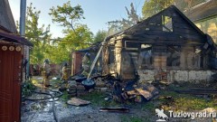 В Новочеркасске в переулке Забронского сгорела хозпостройка
