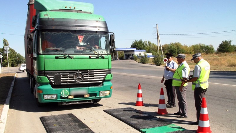 В Новочеркасске проверяли грузовики на перегруз