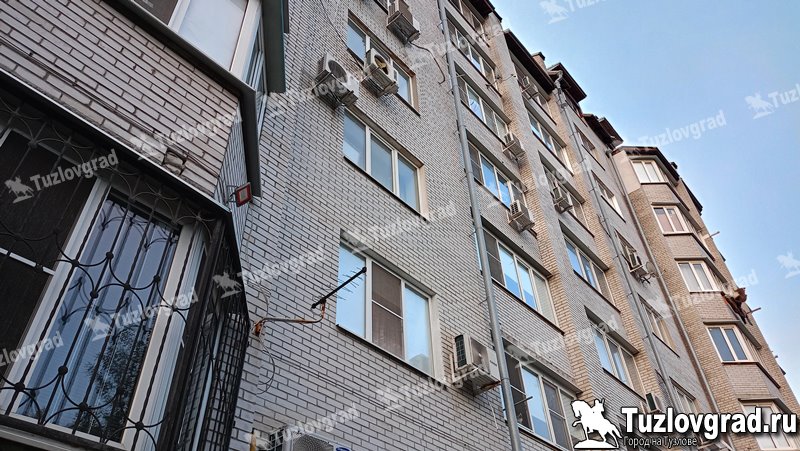 В Новочеркасске 6-летний мальчик выпал из окна третьего этажа