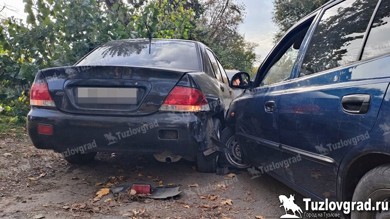 В Новочеркасске пьяный водитель врезался в припаркованную около школы машину
