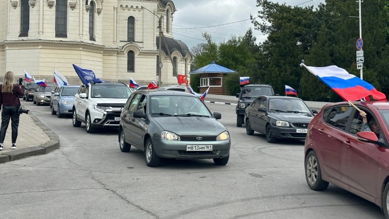В Новочеркасске 1 мая профсоюзы устроили праздничный автопробег по центральным улицам