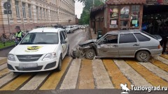В Новочеркасске ВАЗ проехал на красный и устроил тройное ДТП на перекрестке