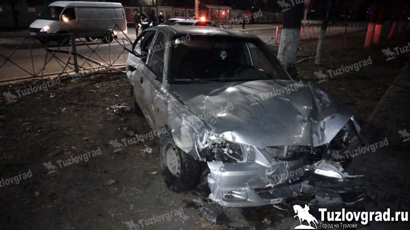 В Новочеркасске легковушка врезалась в забор на проспекте Баклановском