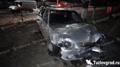 В Новочеркасске легковушка врезалась в забор на проспекте Баклановском